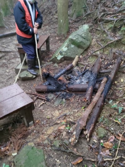 登山步道旁違法引火情形 新竹林區管理處提供